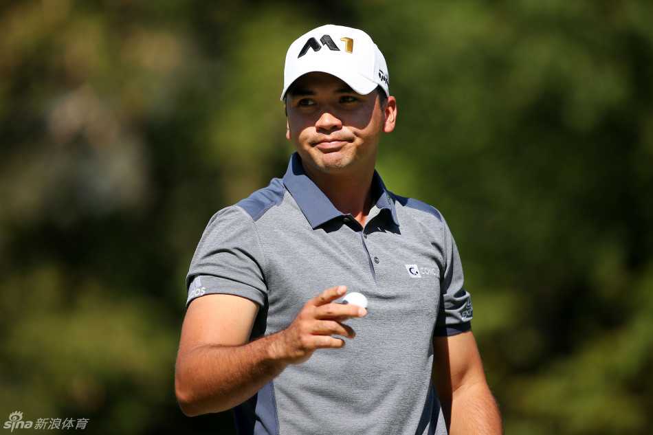 戴伊优雅流畅地完成开球动作，白色小球划破长空飞向球道中央。