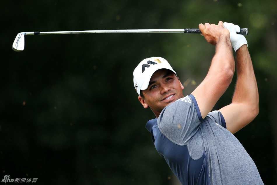 戴伊在夺冠后，向热情的支持者们挥手致意，脸上洋溢着幸福的笑容。