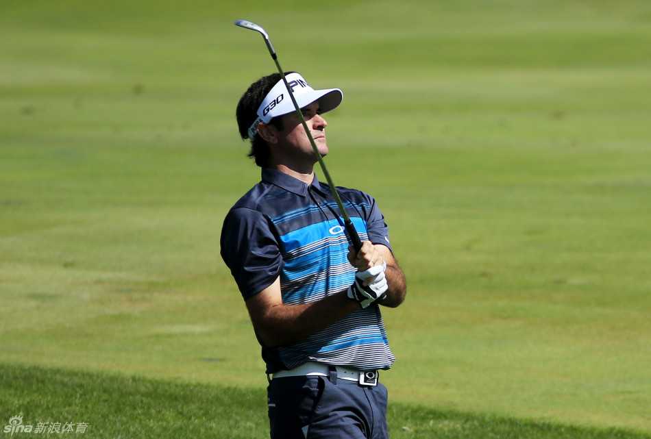 詹森·戴伊在果岭上推杆前专注地凝视球路，神情严肃而自信。