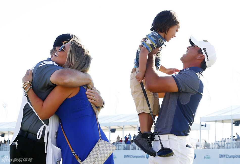 戴伊怀抱年幼的儿子共同庆祝胜利，父子俩的笑容温暖了整个赛场。