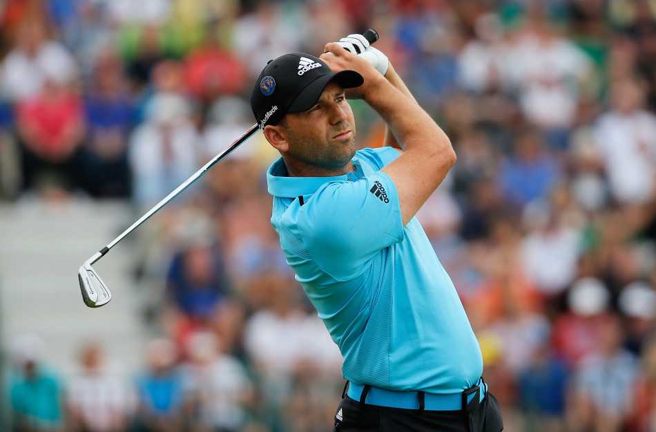 果岭风云与球场众生相高尔夫赛场上的荣耀悲欢与生活缩影 西班牙名将加西亚在果岭边完成优雅收杆,目光坚定地望向小球飞行轨迹