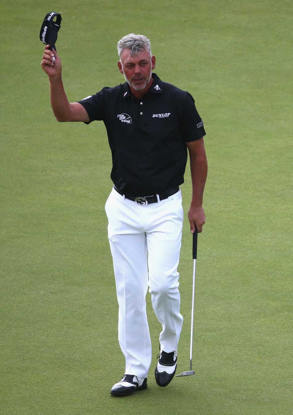 果岭风云与球场众生相高尔夫赛场上的荣耀悲欢与生活缩影 绰号白胡子的老将克拉克展现精湛切杆,小球划过优美抛物线落向果岭