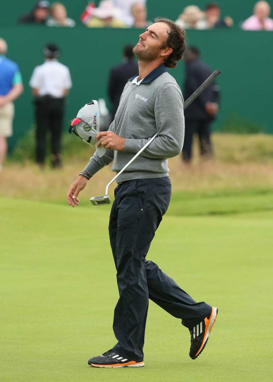 果岭风云与球场众生相高尔夫赛场上的荣耀悲欢与生活缩影 球员埃杜尔多在沙坑中冷静救球,沙粒在阳光下划出一道金色弧线