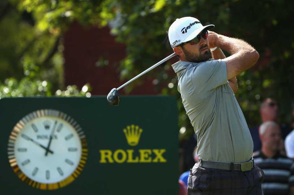 果岭风云与球场众生相高尔夫赛场上的荣耀悲欢与生活缩影 吉布森在发球台上全力开球,身体扭转形成充满力量感的完美瞬间