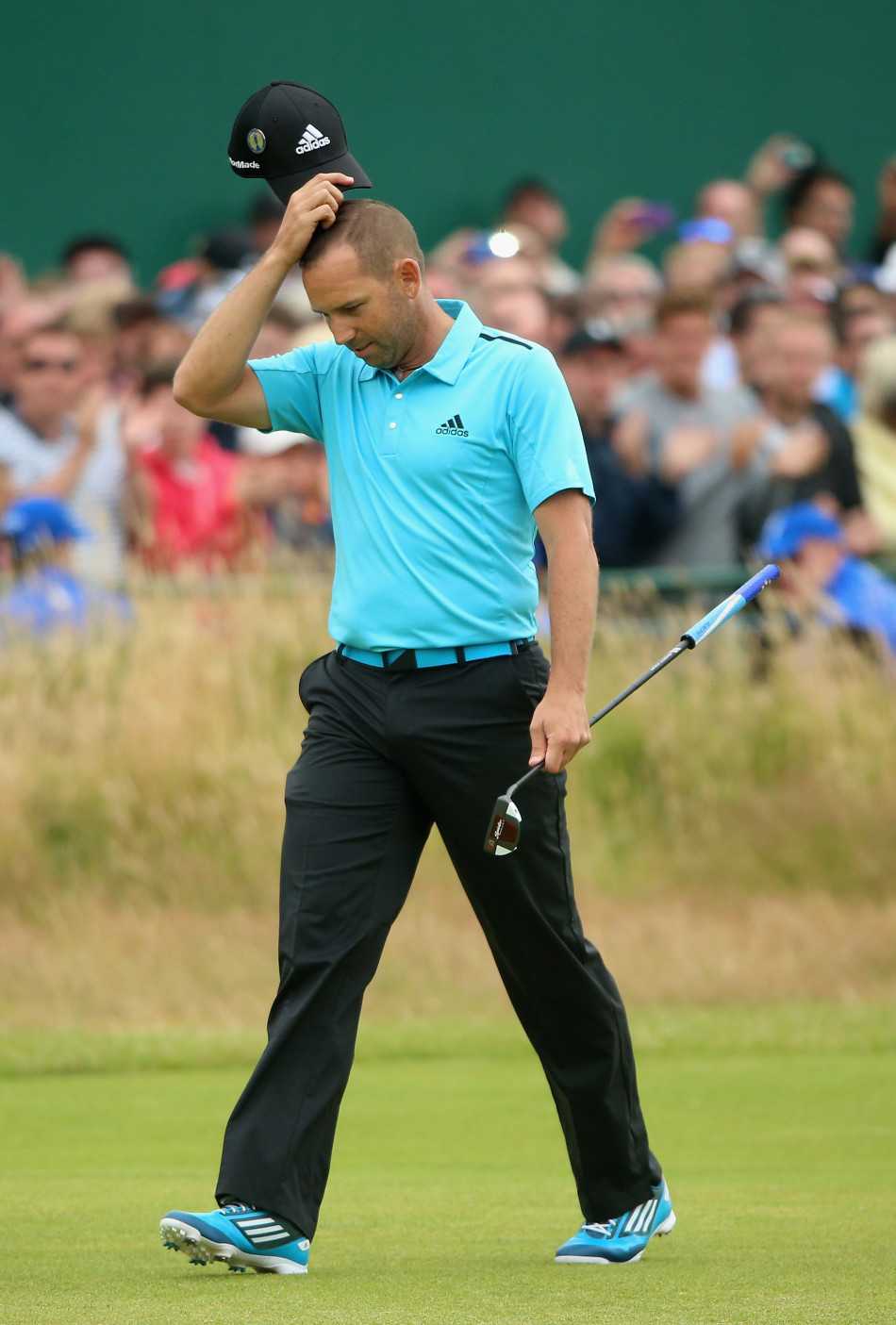 果岭风云与球场众生相高尔夫赛场上的荣耀悲欢与生活缩影 卡尔森在港湾旁的果岭上凝视远方,海天景色与绿茵赛场融为一体