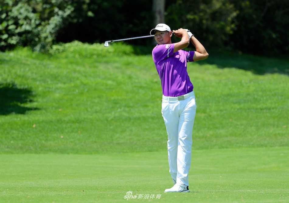 布莱顿·麦克弗森在决赛轮中专注地进攻果岭，他紧握球杆，目光如炬，锁定了远处的球洞。