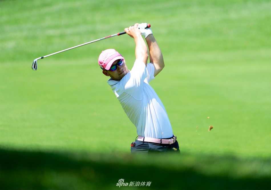 冠军布莱顿·麦克弗森与他的球童在果岭边共享胜利喜悦，球童的笑容灿烂，为这场艰苦的胜利增添了温暖的色彩。