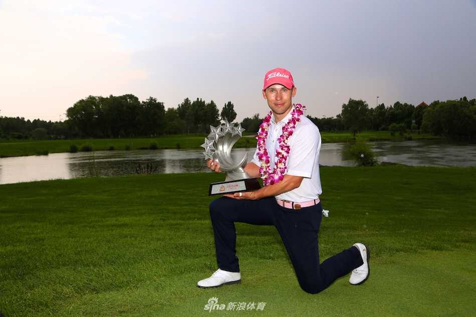 盛大的颁奖典礼上，获奖球员与颁奖嘉宾在香山俱乐部的背景下集体合影，金色的奖杯在阳光下熠熠生辉。