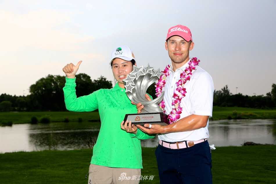 英格兰球员亚历克斯·贝尔特在沙坑中全神贯注地准备击球，沙坑边缘的陡峭勾勒出这次救球的难度。