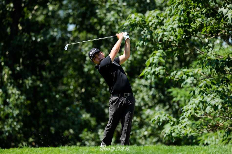 中国球员陈昌平完成一次完美的收杆动作，身体平衡而舒展，彰显出职业球员的技术功底。