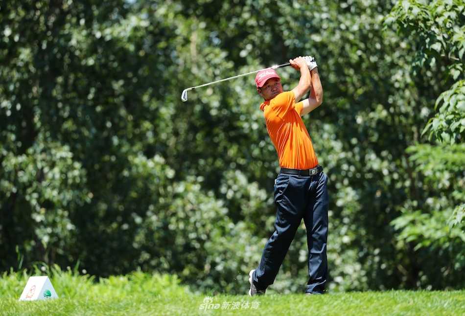 莱安·瑞与赵乐炫在比赛中同行，两人表情放松，既是赛场上的竞争对手，也是彼此鼓励的朋友。