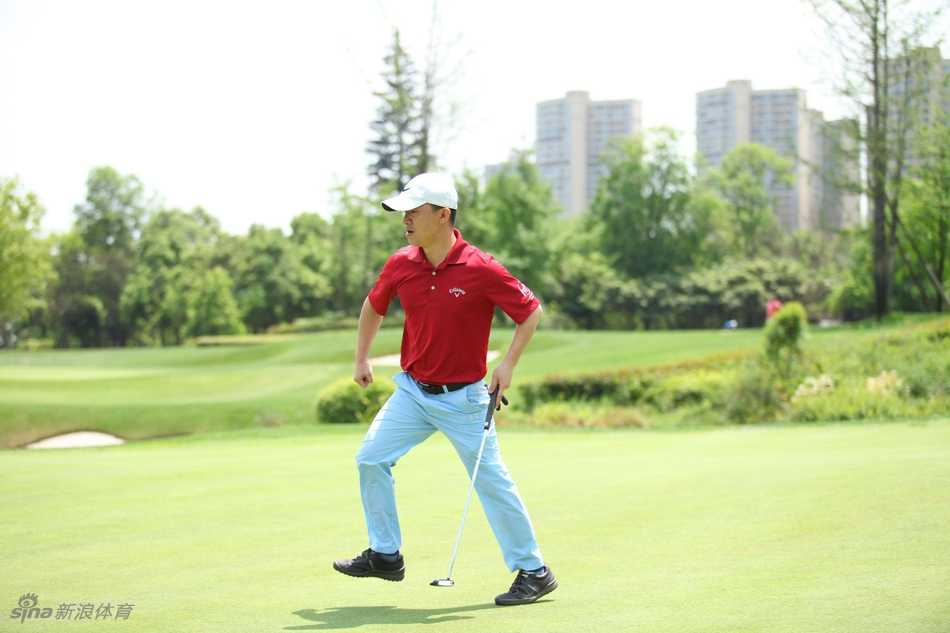 选手雷盼在球道上坚定挥动铁杆，身体扭转形成完美发力姿态，目光紧随空中飞行的白球