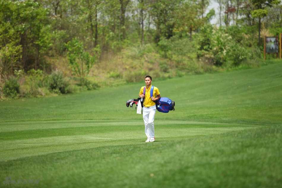 几位参赛高手在练习果岭边轻松交流，互相切磋推杆技巧，气氛融洽而热烈