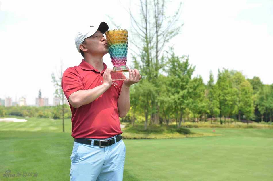 颁奖典礼全景，冠军高举奖杯，彩带纷飞，所有获奖者与嘉宾齐聚一堂，共享荣耀时刻