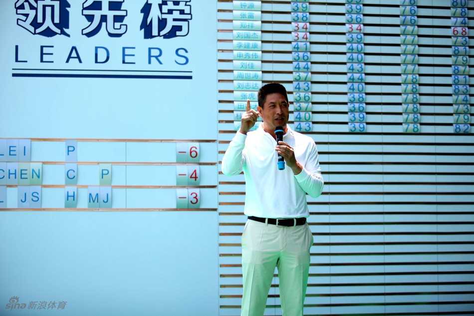 一位球员深陷沙坑困境，他正全神贯注地挥杆，沙粒溅起的瞬间充满力量与技巧