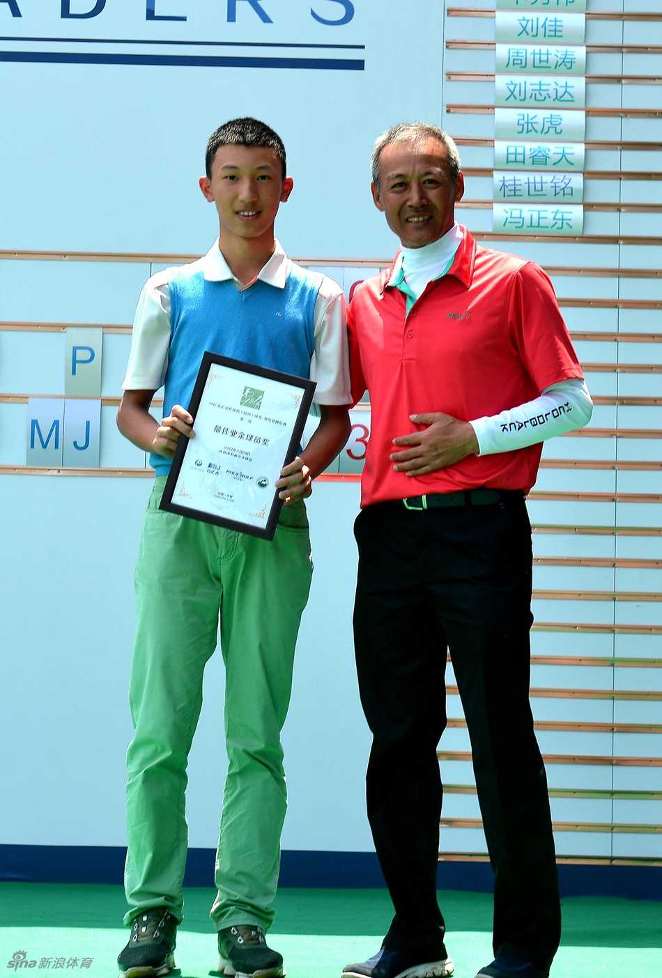 观众席上，球迷们为选手的精彩一击而集体起立鼓掌，脸上洋溢着兴奋与赞赏的笑容