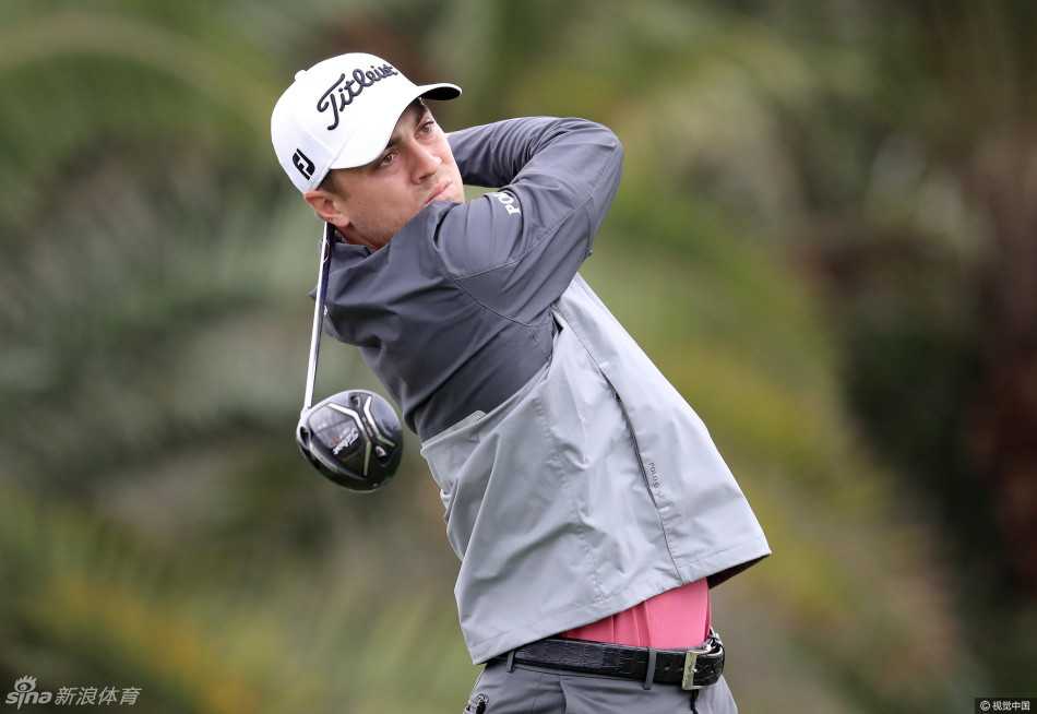 贾斯汀·托马斯完成一次漂亮的铁杆击球后，身体完全扭转，呈现教科书般的收杆姿势，目光坚定地望向小球飞行的方向。