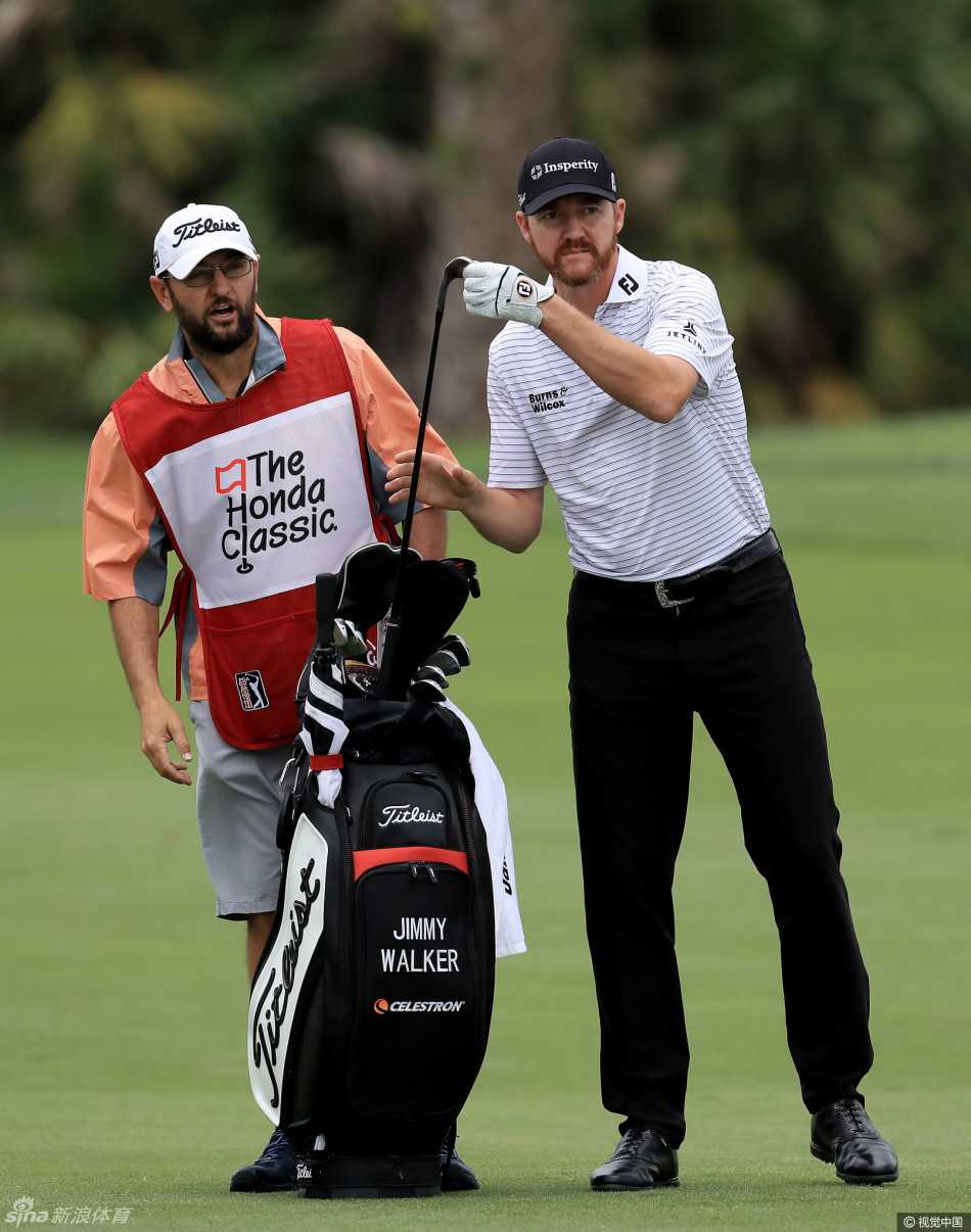 PGA全国度假村冠军球场壮丽的全景，蓝天白云下，蜿蜒的球道、清澈的水障碍与葱郁的树木交织，一片水鸟正掠过湖面。