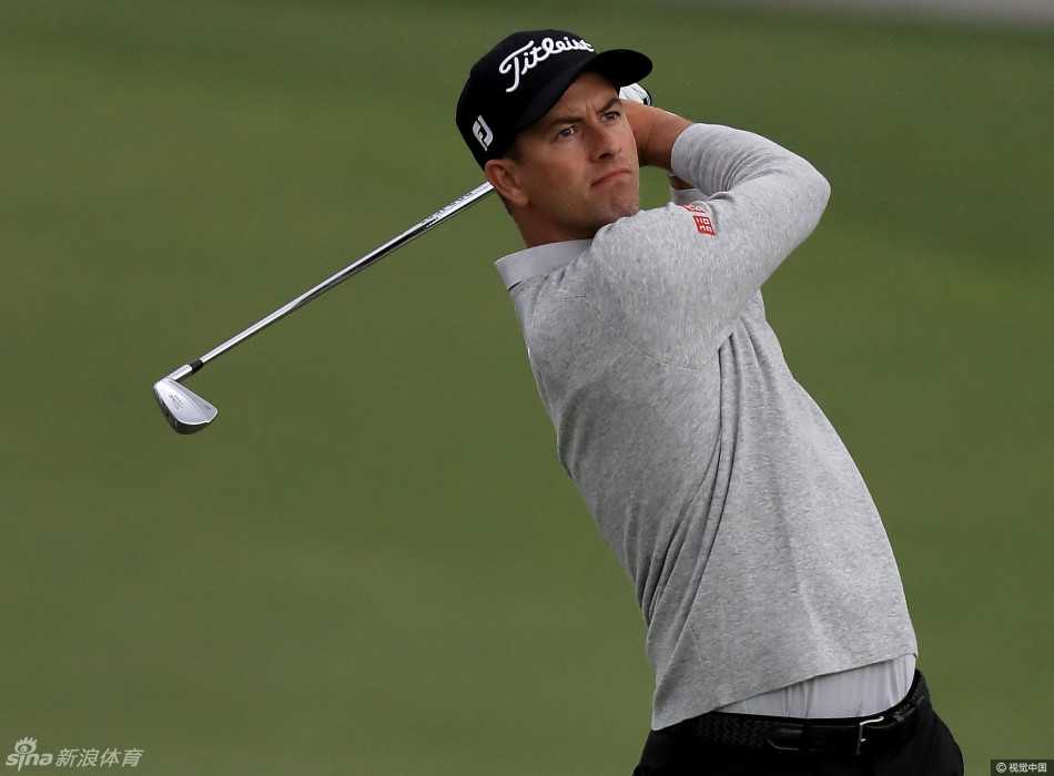 塞吉奥·加西亚全力挥出一号木开球，身体力量完全释放，杆头速度极快，背景中的观众身影模糊，凸显了击球的动态瞬间。