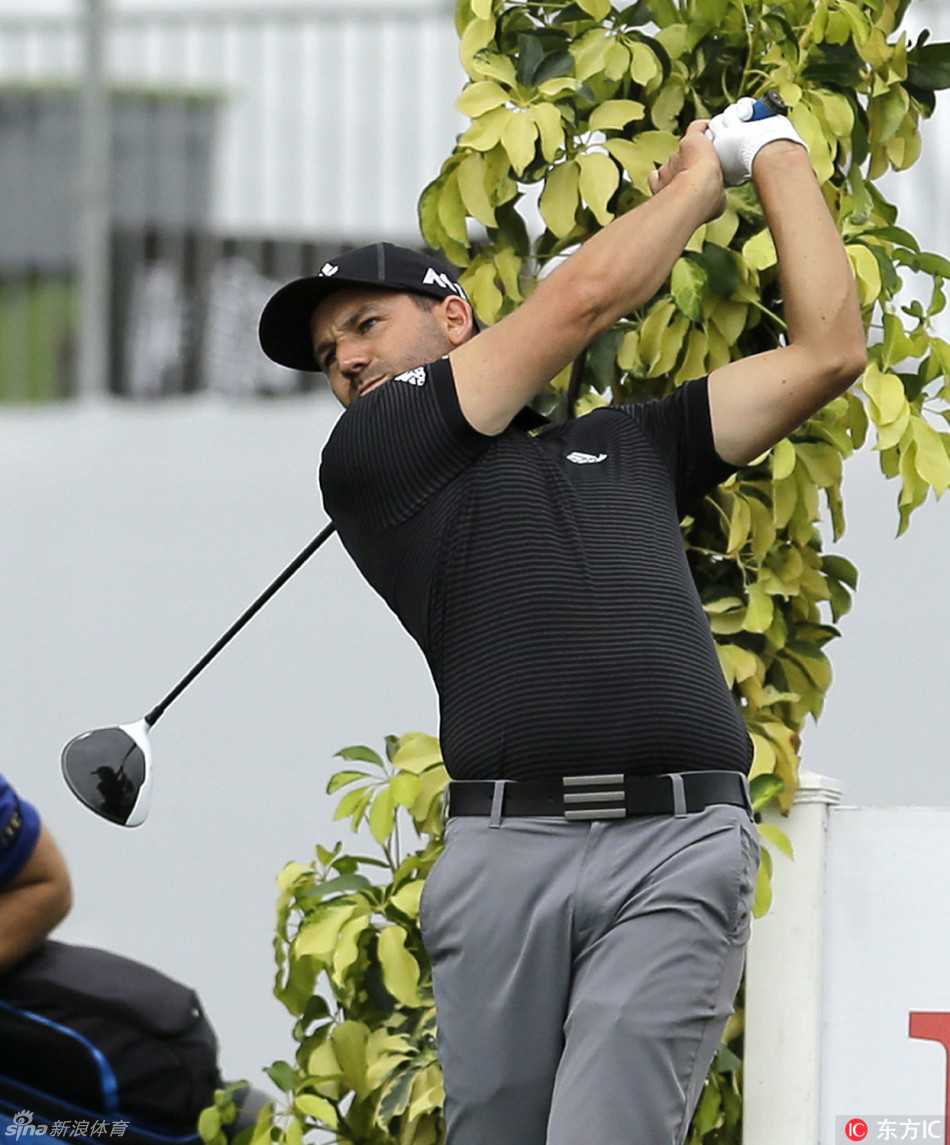 英格兰球员帕灵顿在沙坑中演示一次精彩的救球，沙砾被高高溅起，小球带着漂亮的倒旋飞向果岭旗杆方向。