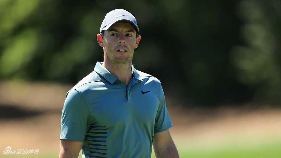 瑞典名将亨里克·斯滕森在第十八洞果岭上，全神贯注地凝视着决定冠军归属的关键推杆，身后是屏息凝视的观众与广阔的湾丘球场。