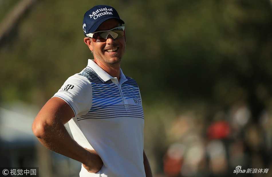 布赖森·德尚博在球道中皱眉沉思，手臂交叉，似乎在为刚刚一记未如预期的击球而进行分析，展现其独特的‘科学家’式专注。