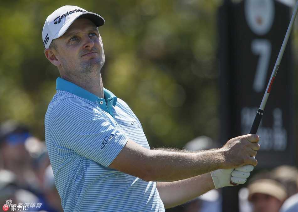 斯滕森在深长草中沉着救球，球杆在草丛中划出完美的弧线，小球应声飞向果岭，展现逆境中的大师风范。