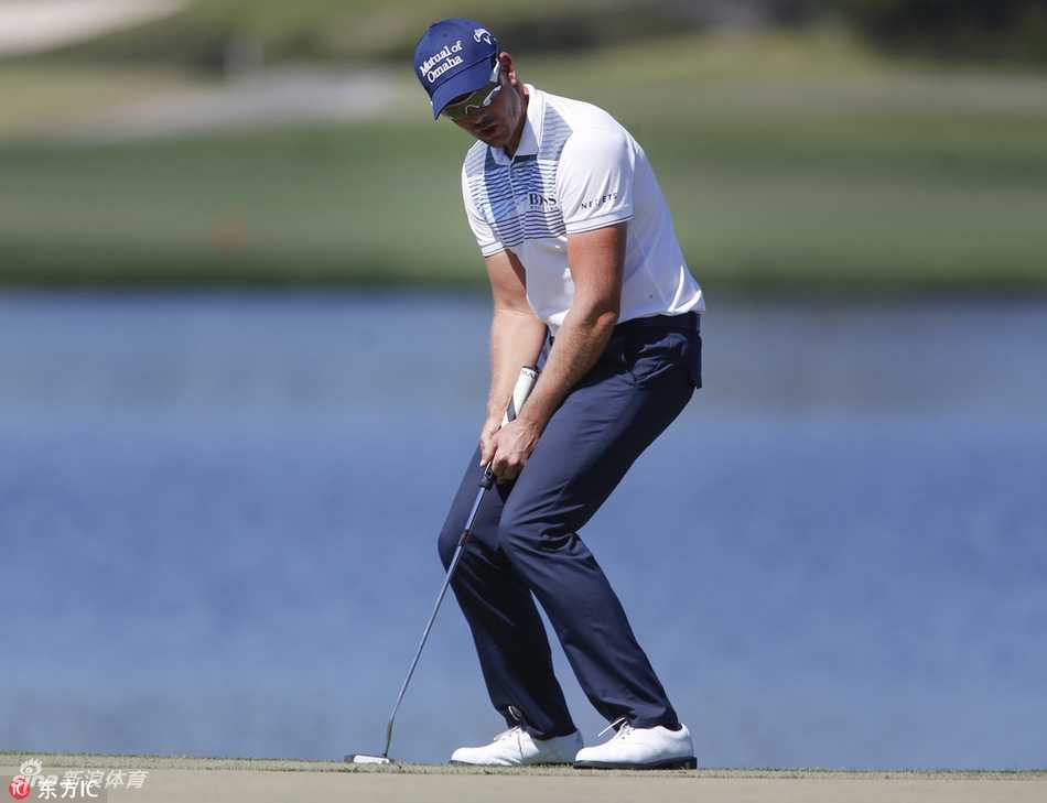 安秉勋在一号木开球瞬间，身体完全舒展，杆头速度极快，白色小球如出膛炮弹般飞向远方的球道中心。