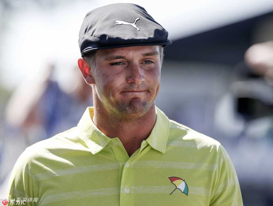 亨里克·斯滕森俯身进行推杆准备，他的目光如鹰隼般聚焦于球与球洞之间的细微草纹，手中的推杆稳如磐石。