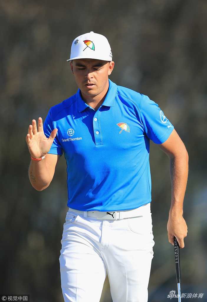 热情洋溢的球迷们头戴圣帕特里克节绿色礼帽，聚精会神地观看比赛，脸上洋溢着节日的喜悦和对高尔夫的热爱。