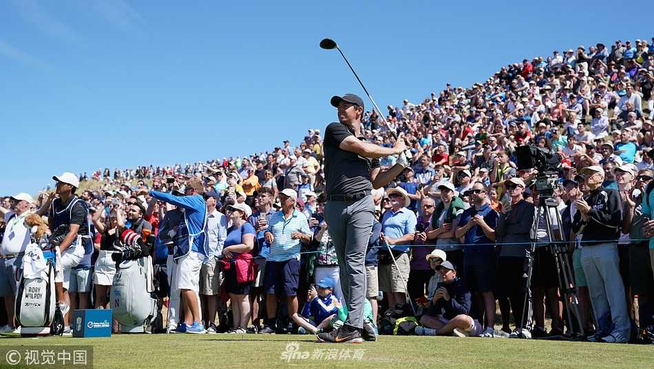 法国球手马修-帕翁在全神贯注地观察果岭推杆线路，神情冷静而专注