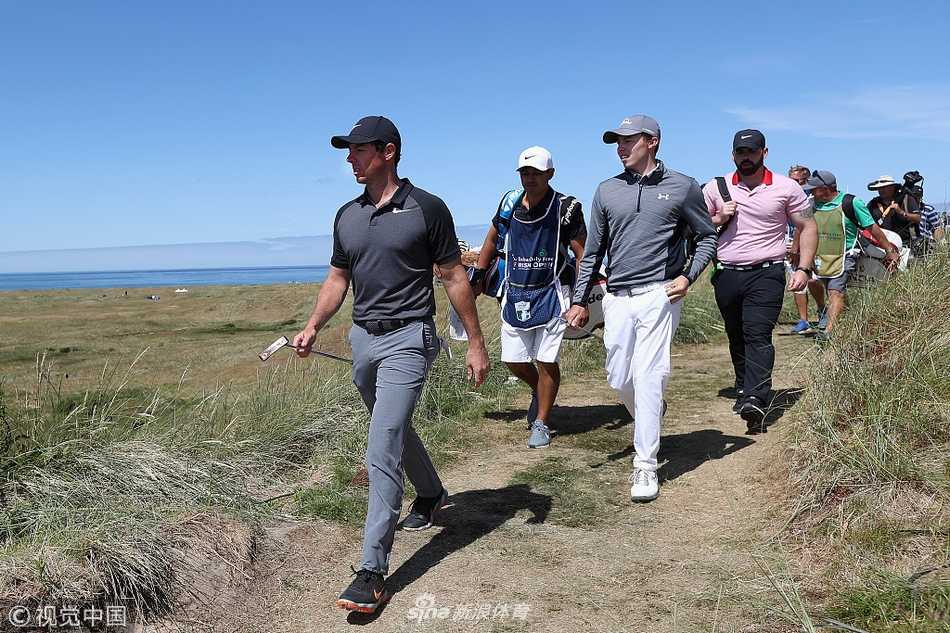 巴利丽芬球场全景，绿意盎然的球道与远处起伏的山丘构成一幅宁静而壮阔的比赛画卷