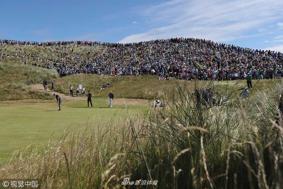 南非球手埃里克-范-鲁彦在长草中沉着处理困难球位，展现出色的救球能力
