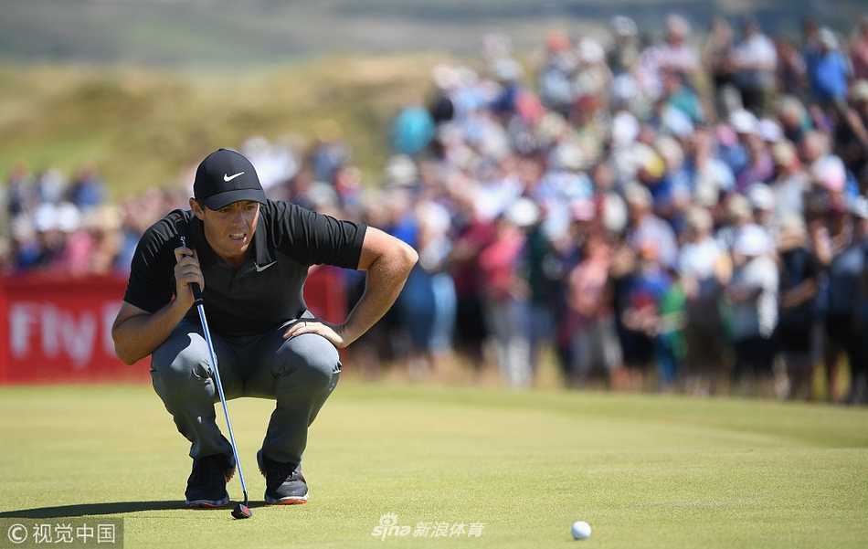 新西兰球手瑞安-福克斯在发球台上大力开球，动作流畅充满力量感