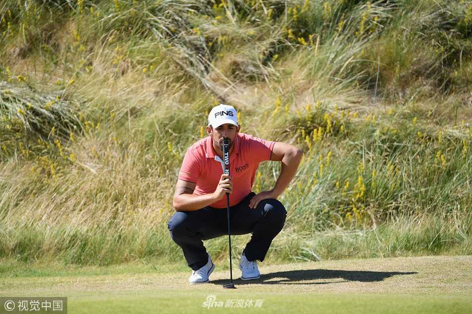 罗里-麦克罗伊在球道上稳健击球，专注的神情中透露出对胜利的渴望