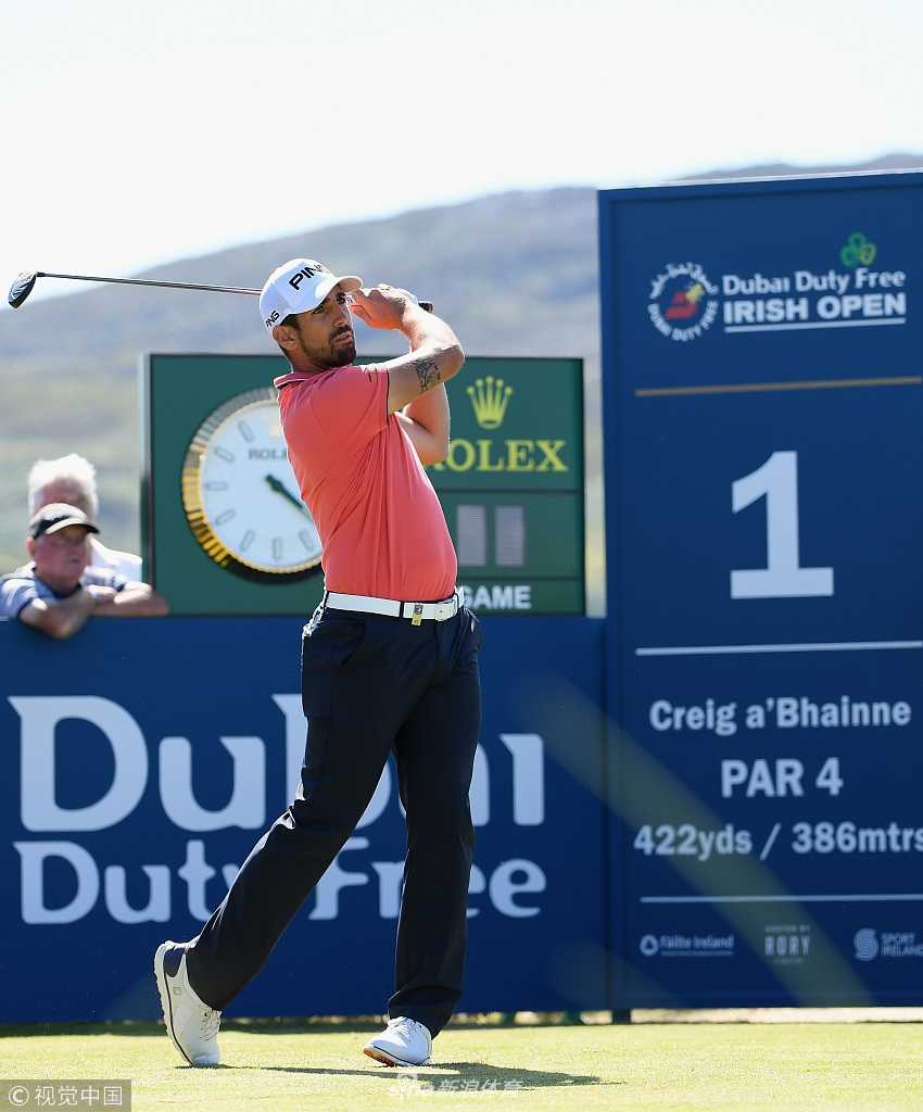 琼-拉姆在攻果岭一杆后，充满自信与期待地眺望着小球落点