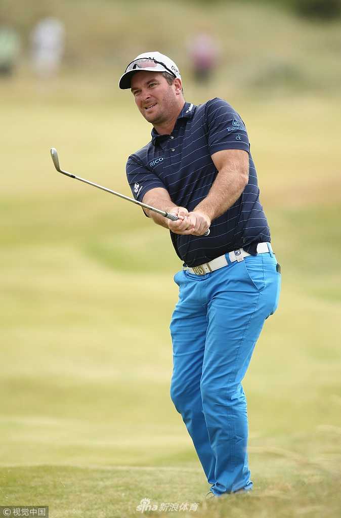 现场人山人海的观众聚集在果岭周围，共同凝神关注着关键推杆