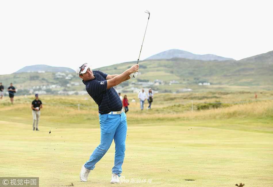 一轮战罢，球员与球童在夕阳余晖中走过桥梁，背影略显疲惫却依然坚定