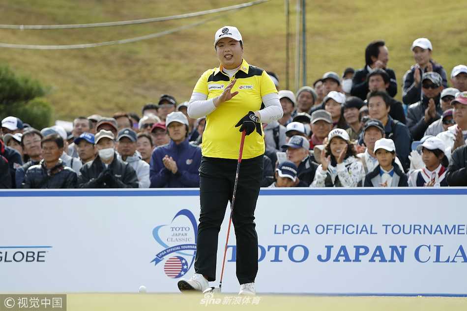 冯珊珊与球童在完成一记好球后兴奋击拳庆祝，默契的配合和喜悦的笑容洋溢着团队的凝聚力