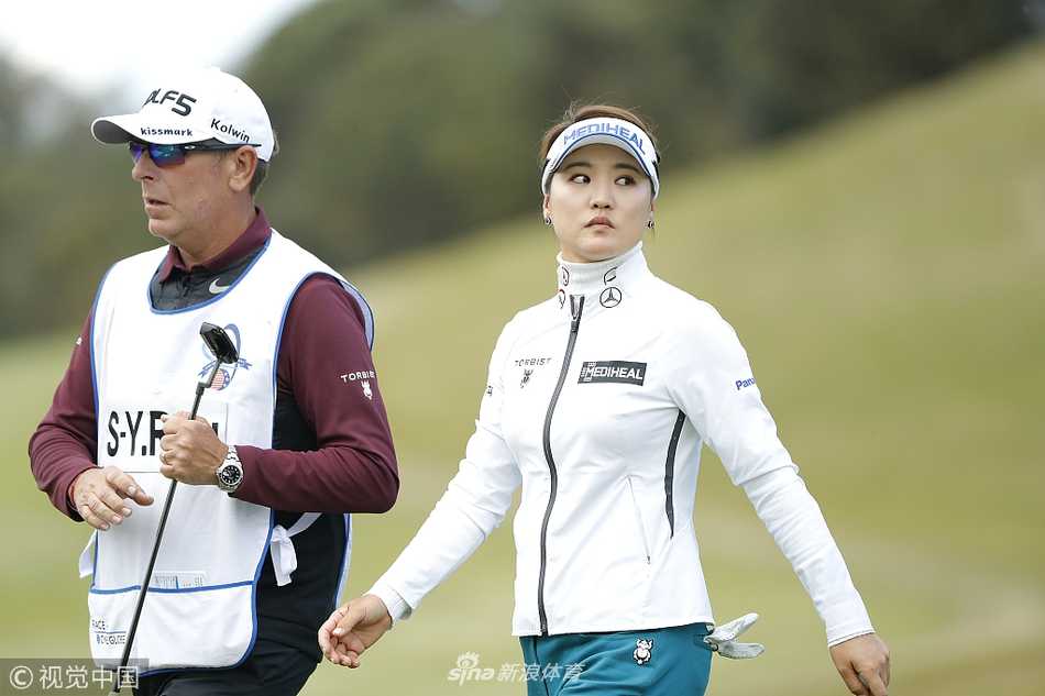 韩国名将柳箫然在开球前专注凝视球道，神态从容自信，展现出领跑者的强大气场