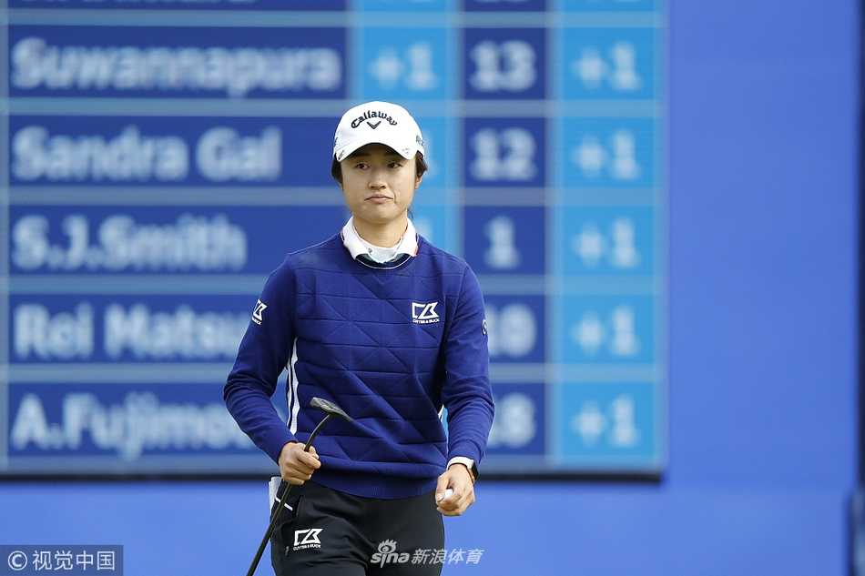 卫冕冠军冯珊珊全神贯注地准备开球，动作流畅而稳定，尽显大将风范