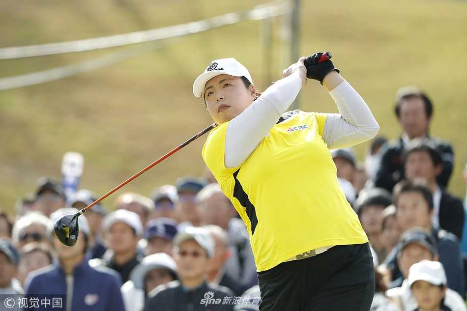 中国选手刘钰在开球时奋力挥杆，专注的神情与标准的姿势体现了职业球员的专业素养