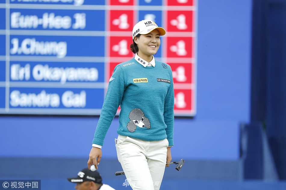 韩国球员田仁智在比赛中露出甜美灿烂的笑容，展现了高尔夫运动优雅与亲和的一面