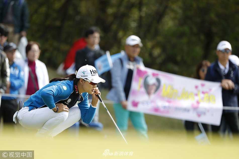 澳大利亚选手李旻智大力开球，动作充满爆发力，显示出其强劲的竞技状态