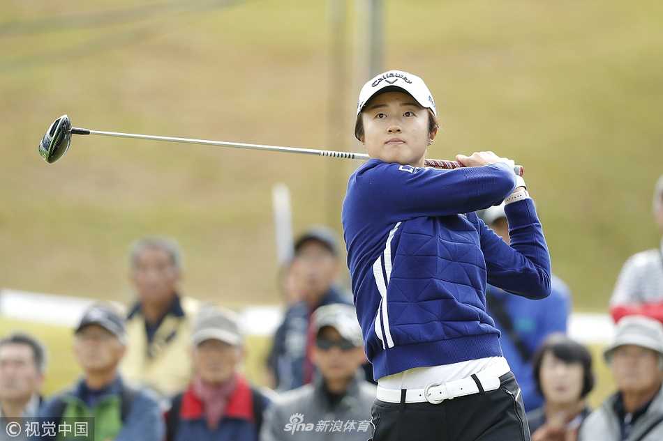 领先者柳箫然在果岭上向观众示意，优雅的姿态彰显其赛场上的统治力与亲和力