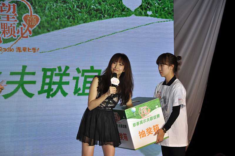 著名摇滚音乐人秦勇手持话筒，在晚宴上真挚分享，他坚定的目光中透露出为留守儿童奔走呼吁的执着。