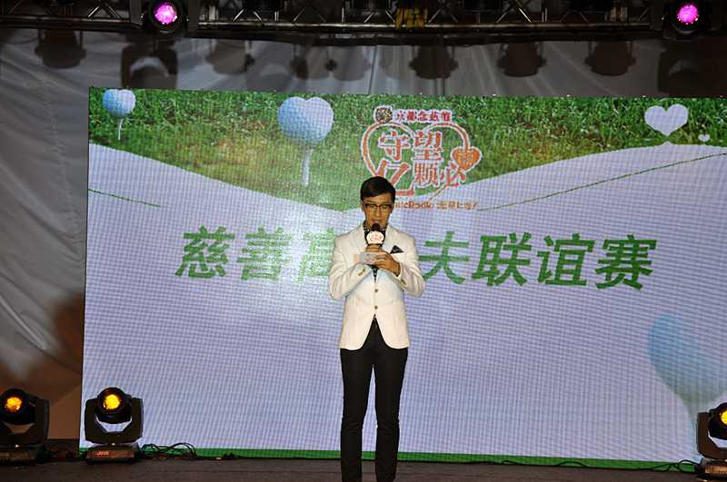 歌手潘嘉丽身着优雅礼服，在聚光灯下深情演唱，她的歌声宛如涓涓细流，浸润着每一位听众的心田。