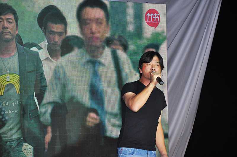 舞台中央，歌手温岚正激情献唱，她动感的舞姿与富有力量的歌声瞬间点燃了全场嘉宾的热情。