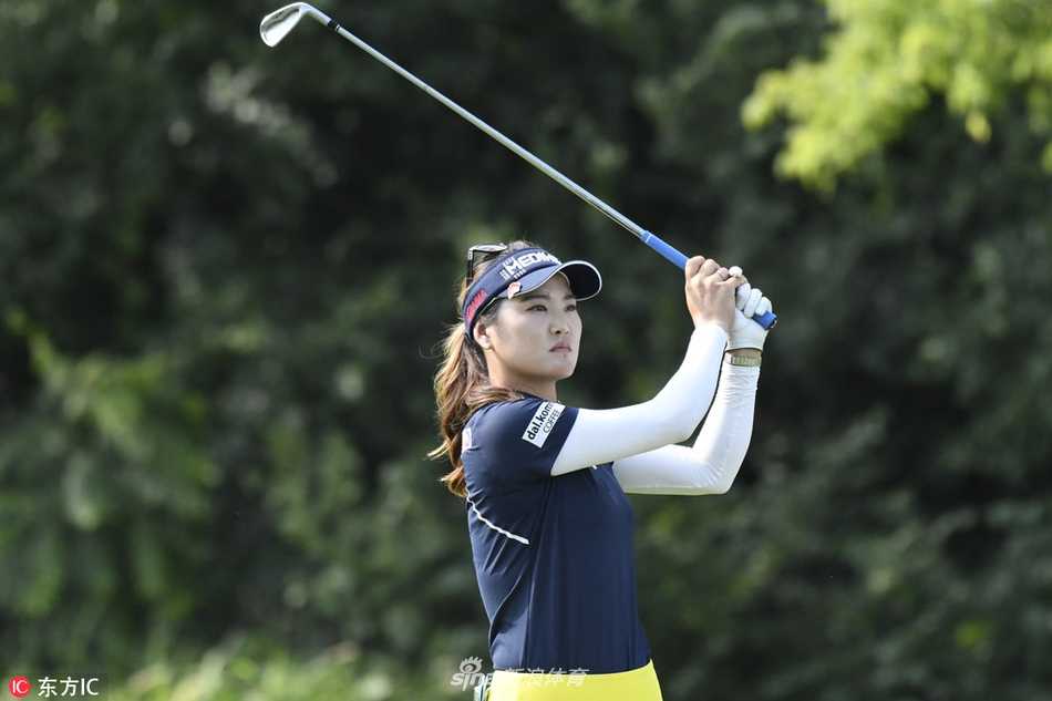 柳箫然在肯珀湖球场第十八洞果岭旁，沐浴在生日祝福的掌声与夕阳中，神情专注而坚定。