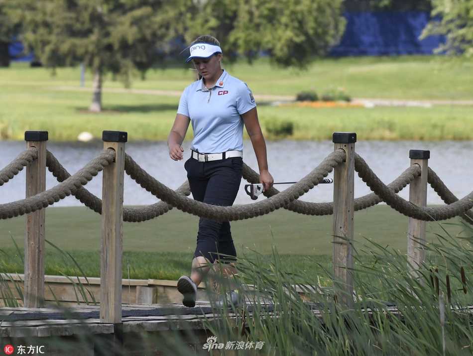 高宝璟在球道上轻松挥杆，姿态优雅流畅，宣告着前世界第一的王者归来。